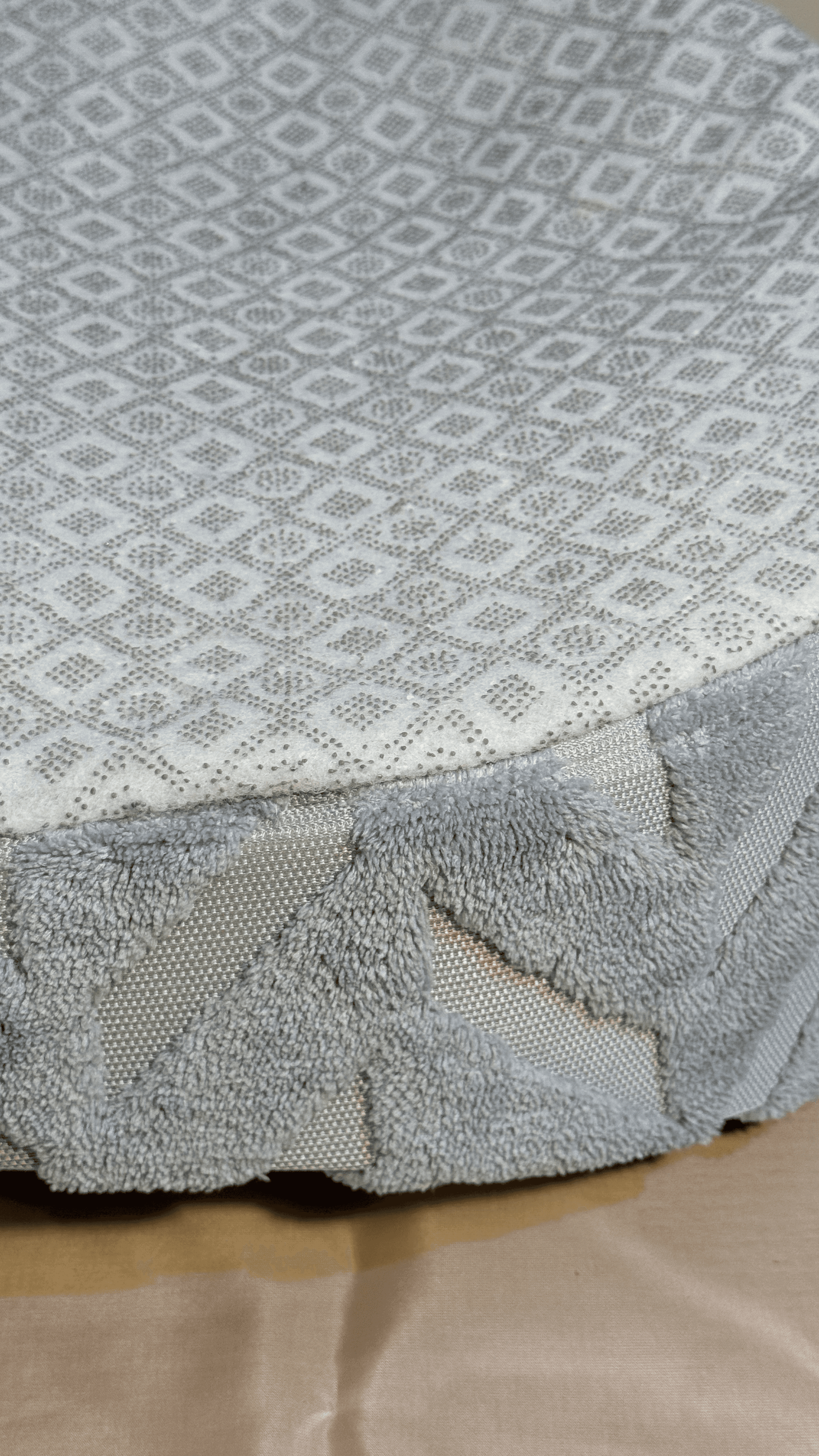 Gri Desenli Peluş Yatak - Görsel 3