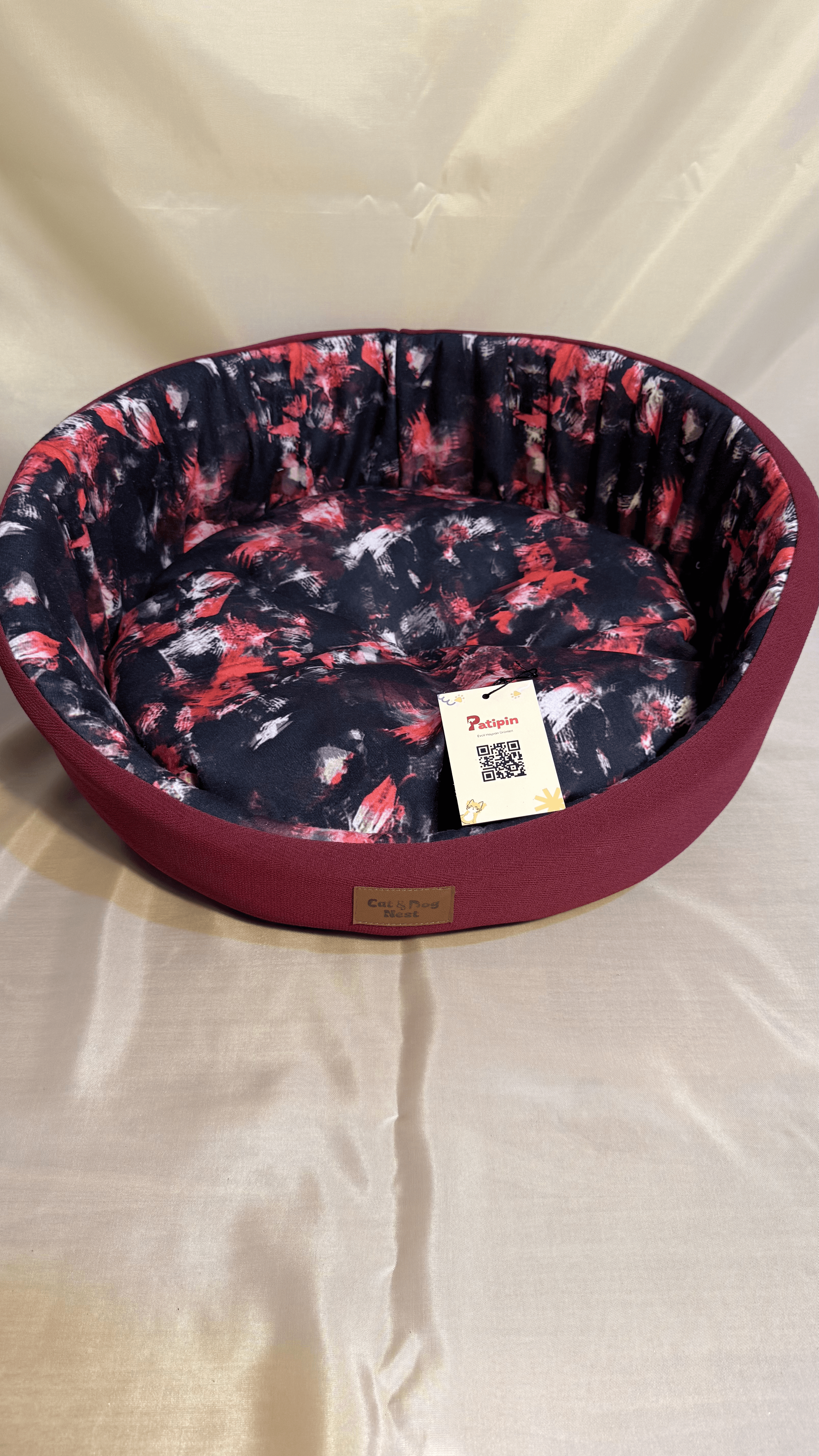 Kırmızı Desenli, Kumaş Kenarlı Yatak - Görsel 1