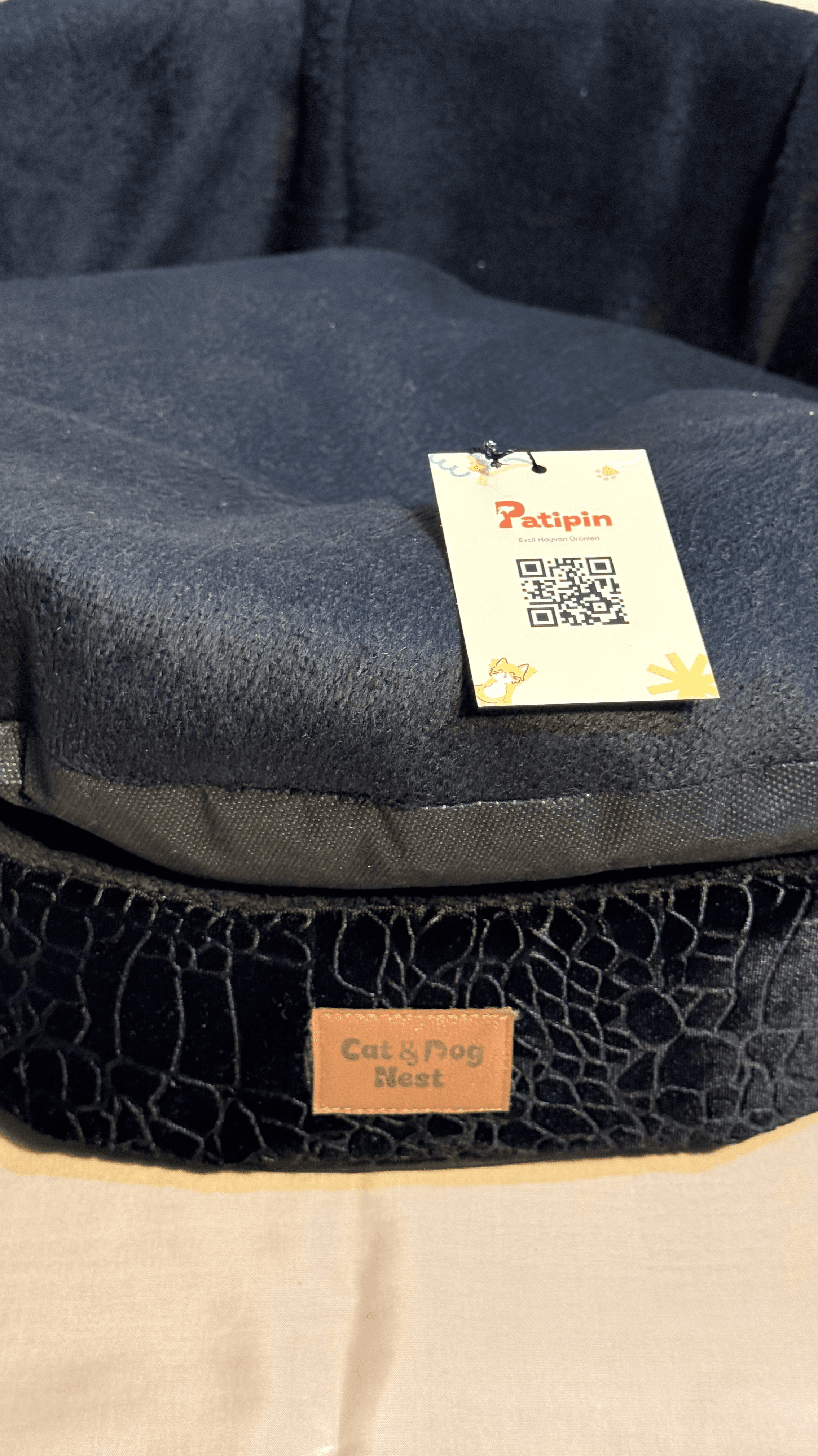 Siyah Yılan Derisi Kenarlı Yatak - Görsel 2