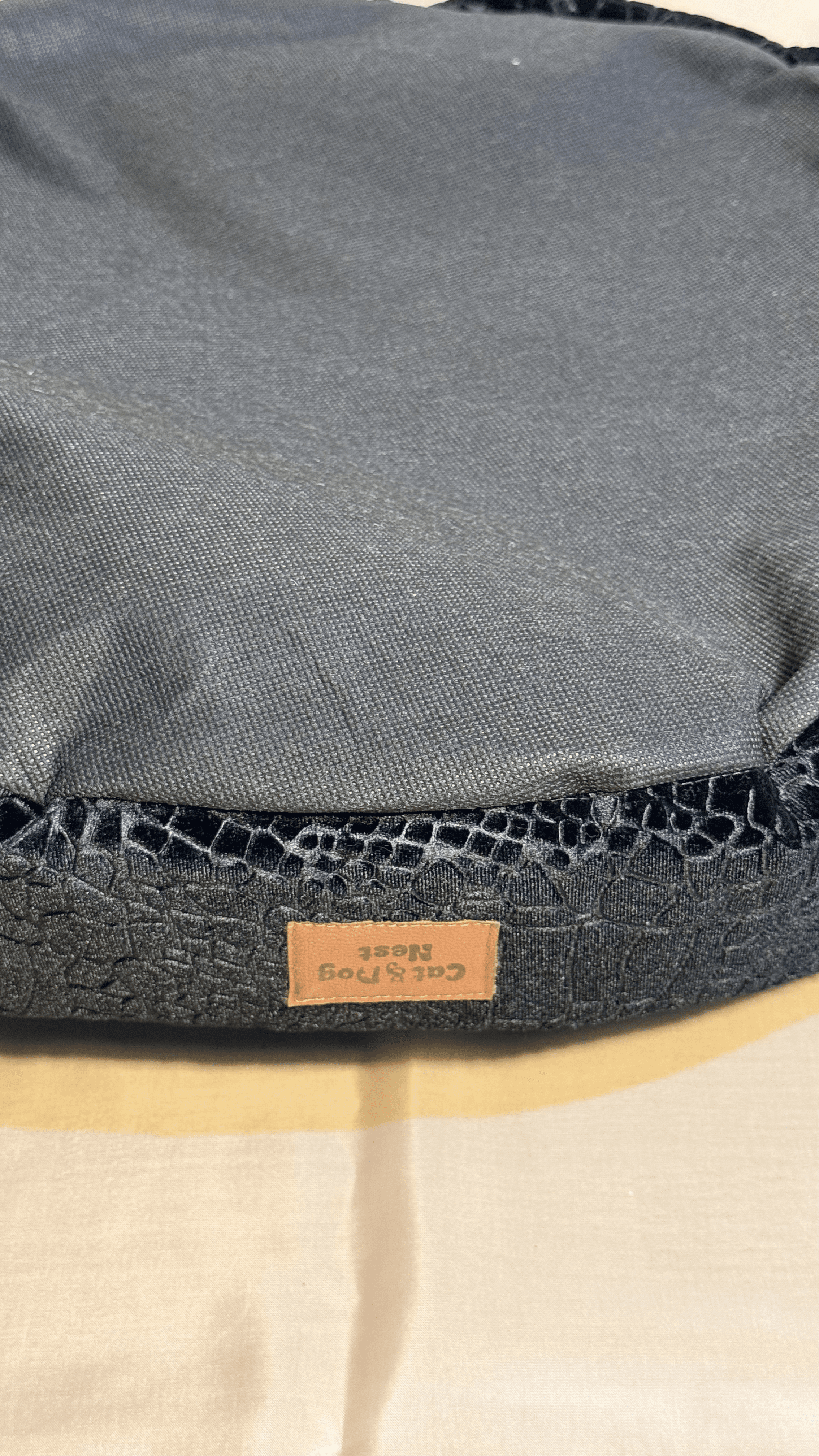 Siyah Yılan Derisi Kenarlı Yatak - Görsel 3